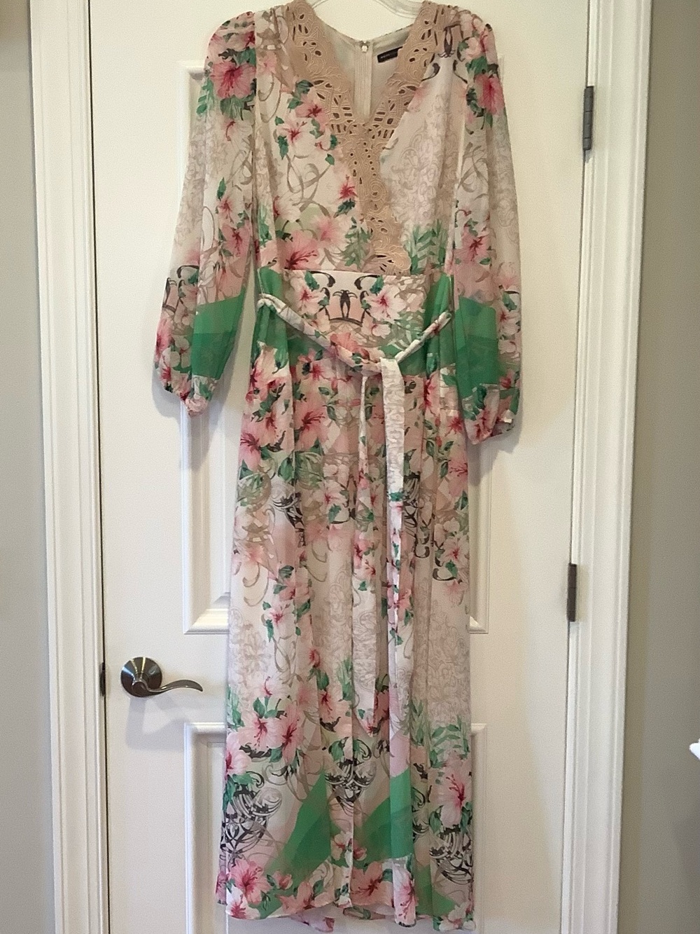 White House Black Market Floral Maxi Dress Size 6 Lace V-Neck Long Sleeves Tie